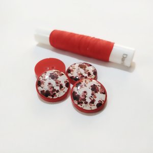 فروش اینترنتی دکمه دو سوراخه گلدار قرمز کد D104 سایز 2